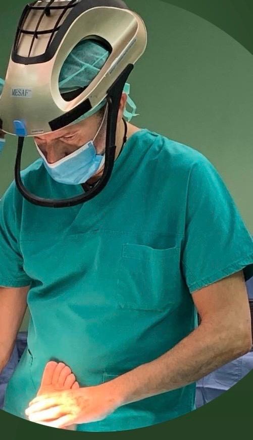 Dott. Alfio Azzarà durante un intervento di chirurgia del piede